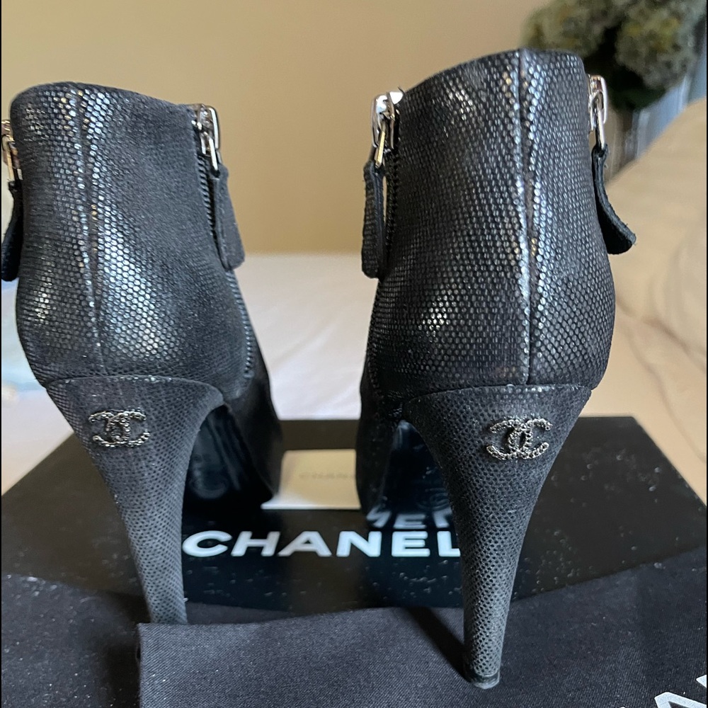 Authentic Chanel booties black leather and patent leather toe size36.5